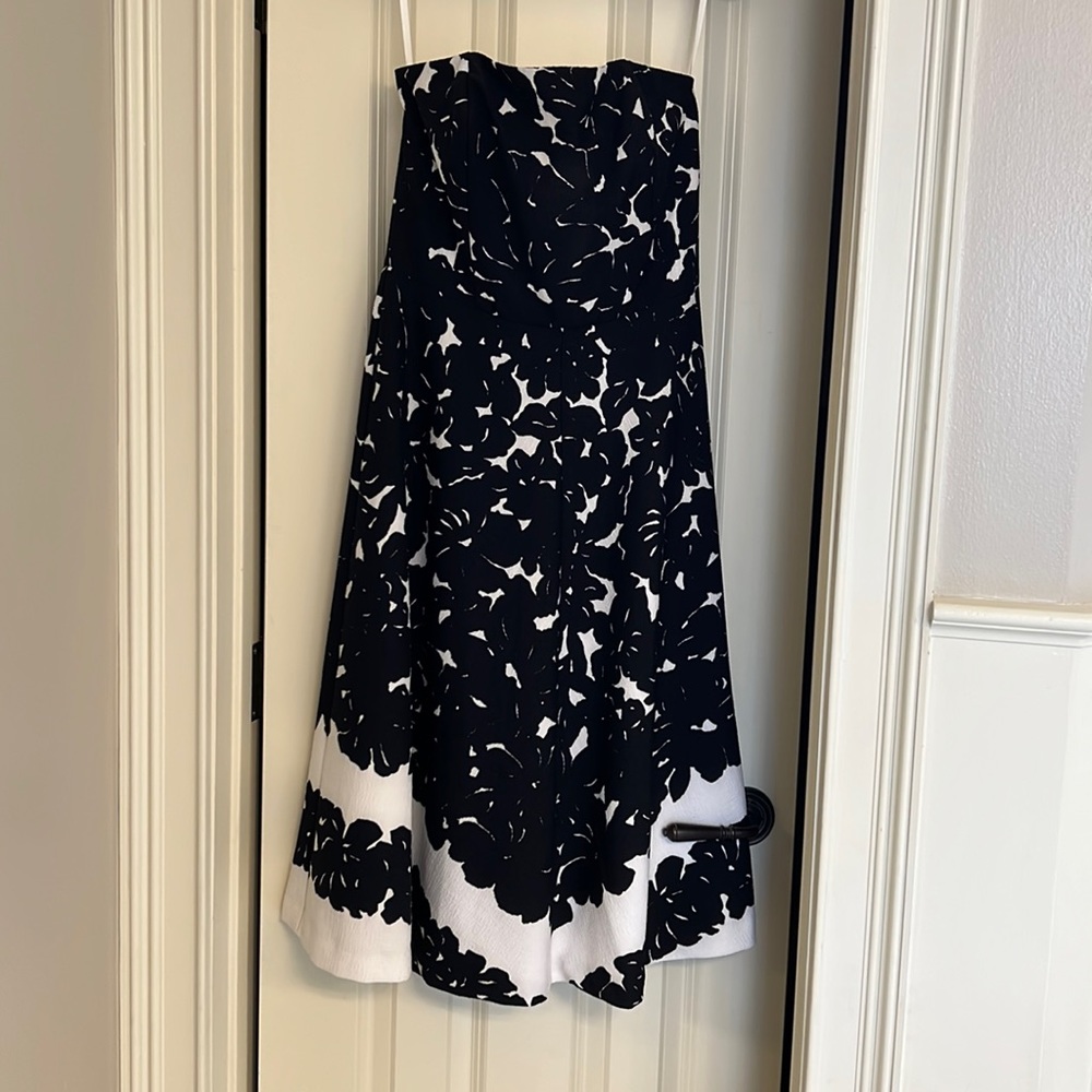 Strapless dress with optional straps.